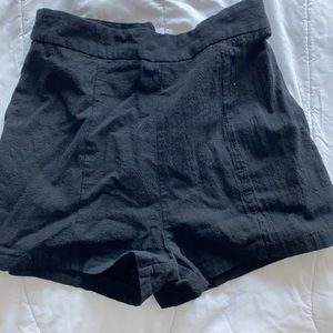 Cute zip up in back shorts